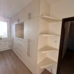 Skříň s prostorem na TV