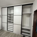 Vestavěná šatní skříň