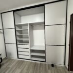 Vestavěná šatní skříň